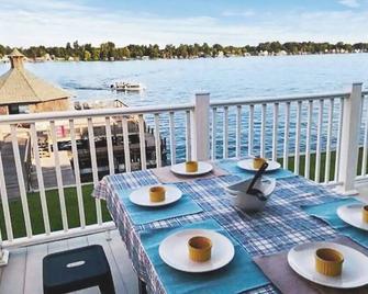 Lakefront| 2 LRs & porches| Pier| King-Qn-2 twins - New Roads - Balcón