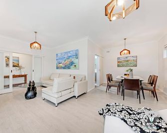 Kozyguru Forestville Charming 3br House - Forestville - Sala de estar