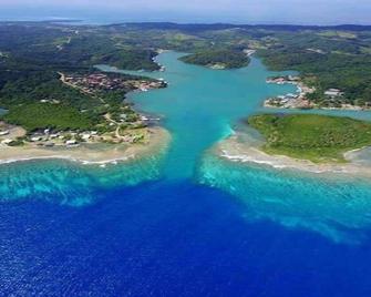 Blue Rock Vacations, Lower Apt - Coxen Hole