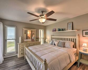 Airy Oceanfront Condo: Beach Views & Pool Access! - Sneads Ferry - Habitación