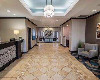 Holiday Inn Express & Suites Farmington - Farmington - Lobby