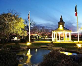 Perfect Couples Get Away In The Heart Of Downtown Boerne!! - Boerne