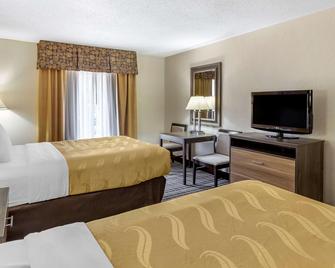 Quality Inn & Suites Airpark East - Greensboro - Bedroom