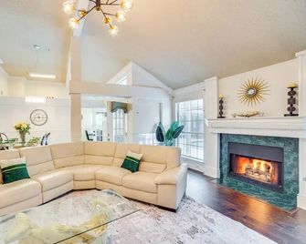 Walk to Lake! Rowlett Escape w/ Fire Pit & Views - Rowlett - Living room