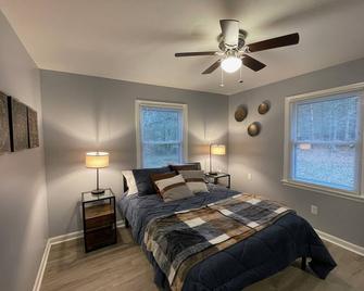 Remodeled Cottage With Sunroom - Manchester - Bedroom