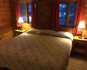 Heart of village! Knotty pine cabin located on a creek. - Government Camp - Bedroom