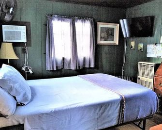 Cabin #5 - The Ellie Mae - Cadillac - Bedroom