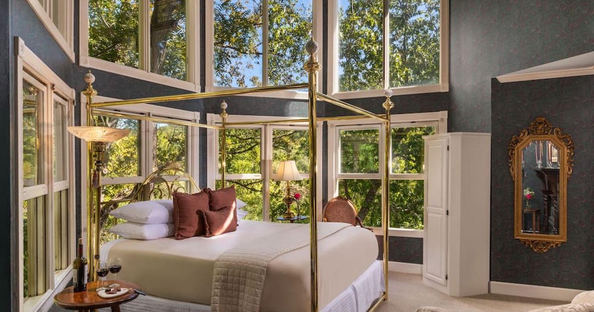 Arsenic and Old Lace Bed & Breakfast Inn from 309. Eureka Springs