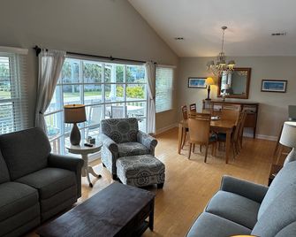 Charming Wrightsville Beach Single Family Cottage - Wrightsville Beach - Living room