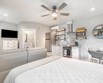 Johns Pass 'Studio 2' Fisherman's Cove and Cottages - Clearwater - Schlafzimmer