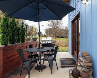 The Driftless Blue Villa | Hot Tub & Fireplace | Close to Downtown - Decorah - Патіо