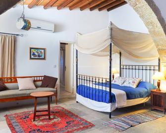 Cyprus Villages Hotel & Restaurant - Central Location - Bed & Breakfast - With Access To Pool And Stunning Views - Tochni - Bedroom