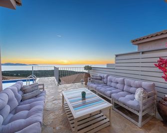 Villa-Ocean view from every room, spacious and very clean. - Maggano - Balcón