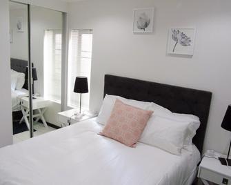 Executive welcoming condo near Monte Casino and Fourways mall - Sandton - Bedroom