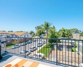 Modern 3-BR 3-Bath Home w Free Parking, Balcony Views near Beach & Gaslamp - National City - Balcón