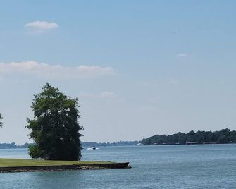 Lake front retreat on Lake Chicot! - Lake Village - Vista del exterior