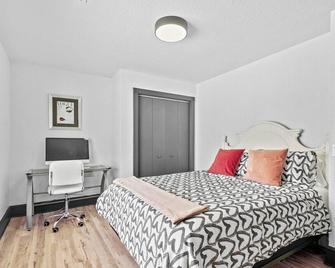 Beautifully renovated 1800 SF home where modern amenities meet classic style . - Springdale - Habitación