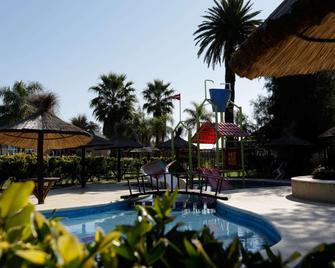 Howard Johnson by Wyndham San Pedro Resort & Marina - San Pedro - Pool