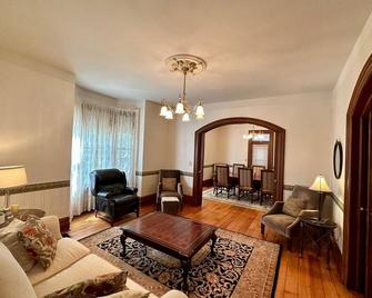 Charming Historic Getaway: Unwind in Lancaster's Timeless Elegance - Lancaster