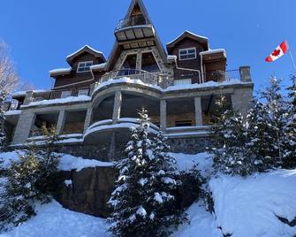 Breathtaking views from rustic cottage atop the Edge of Kennisis Lakes! - Eagle Lake - Edificio
