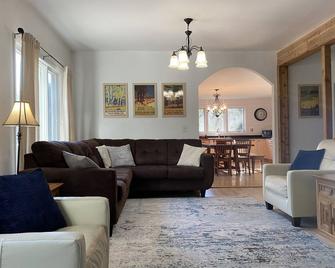 \'The Nook\'- Roomy Home 2mi- Dunes & Chesterton, Yard, Fire Pit, Grill, Game Room - Porter - Living room