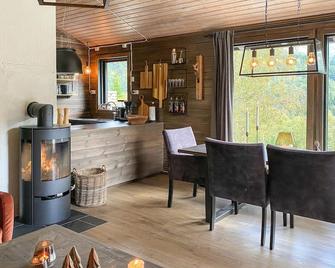 Cozy Home In Stordal With House A Mountain View - Stordal - Restaurante