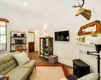Historic Nature Retreat in McComb with River Access - McComb - Obývací pokoj