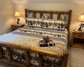 Helen, GA Bear Paw Haus 4 bdrm, sleeps 10, fire pit, pool table, on Golf course - Helen - Habitación