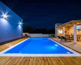 Family-friendly apartments with swimming pool Verunic, Dugi otok - 14286 - Veli Rat - Pool