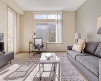 Modern Dublin 1BR w/ Gym, Lounge & Pool, steps to BART, by Blueground - Dublin - Living room