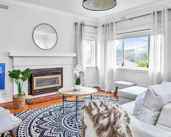 1 Bedroom Art Deco Apt With Study - Perth - Living room