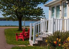 Waterfront Vacation Home--Perfect location for everything! - York - Patio
