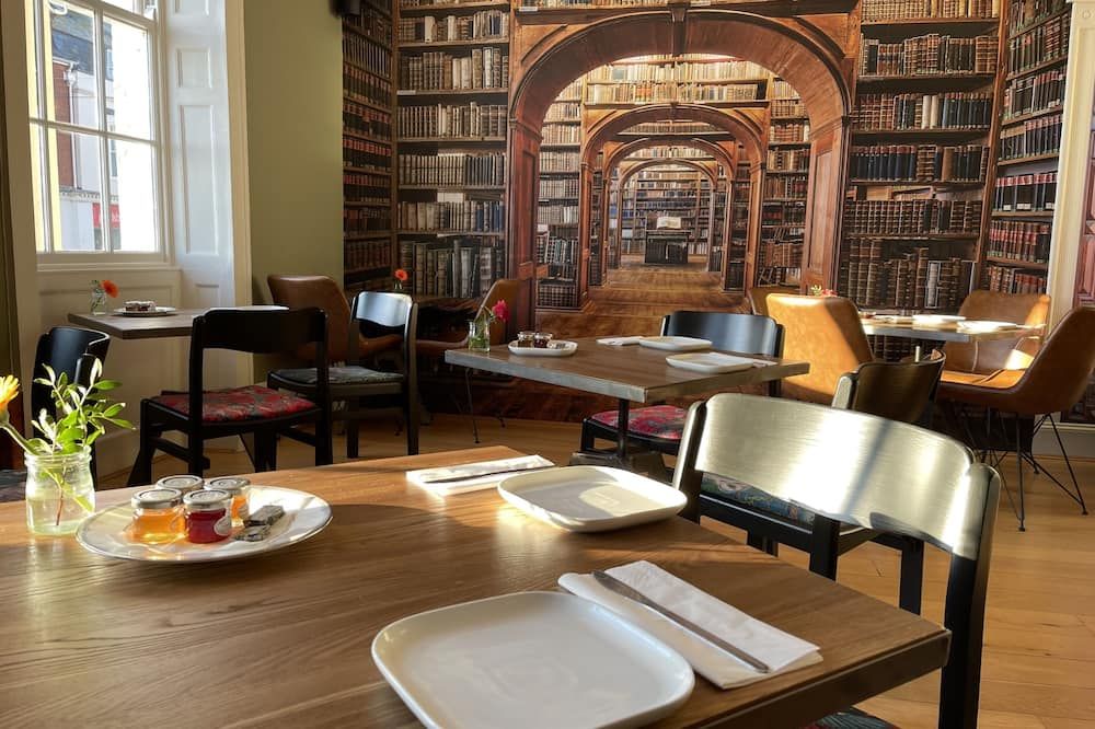 تشابتر 1 هوتلز - ويماوث - مطعم