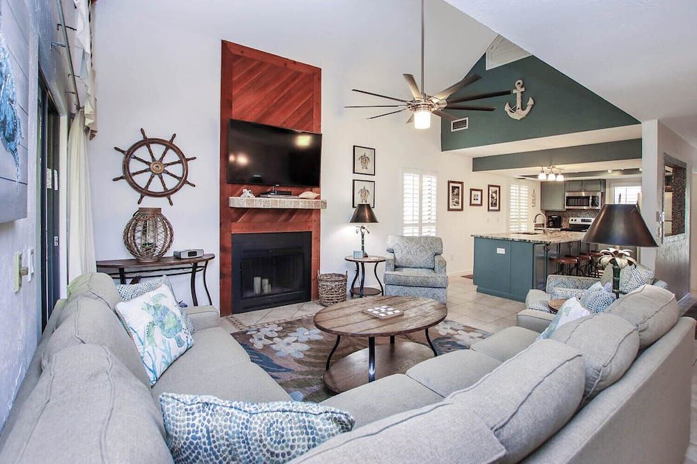 Captiva Island Vacation Home with Pool, Tennis, and Beach Access and King bed - קאפטיבה - סלון