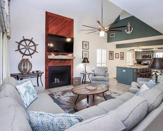 Captiva Island Vacation Home with Pool, Tennis, and Beach Access and King bed - קאפטיבה - סלון