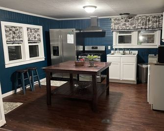 Cute West Side Home - Bay City - Kitchen