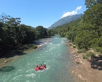 Room in Cabin - Rafting Hut by The River - Lanquín - Gebäude