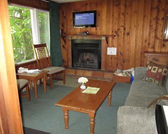 Bonnie View Inn - Haliburton - Living room