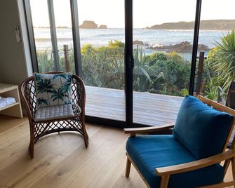 The Bay House Beachfront Accommodation - Westport - Balkon