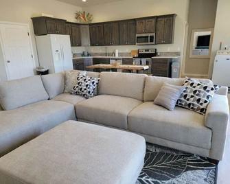 Beautiful property In Emmett! - Emmett - Living room