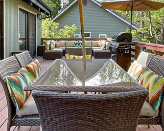 Wishing Well Cabin - Bass Lake - Balcony
