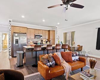 Game Room - 2 King Beds - Perfect Uga Location! - Athens - Living room