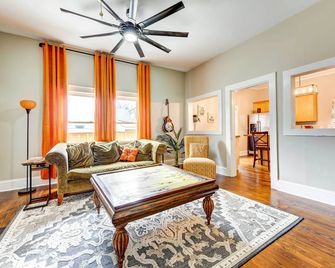 Adorable Charlotte Vacation Rental in Noda! - Charlotte - Living room