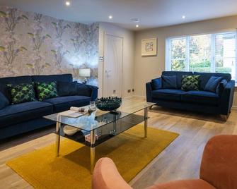 The Neon Rose - Bowness-on-Windermere - Living room