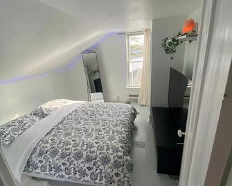 The Blue River Cabin|Riverfront Cozy Sunny Retreat - Brighton - Bedroom