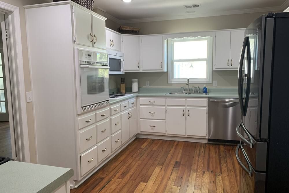 Modern Farmhouse! Clean, Private, Spacious!