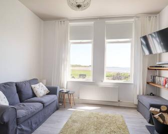 Pow-Wow Shore Cottage - Annan - Living room