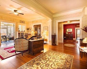 Queen Size Suite with a shared Hallway Bath - Gainesville - Obývací pokoj