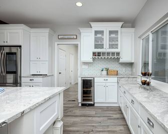 Luxury Lakefront Home: Hot Tub l Fire Pit l Sleeps 15 - Brooklyn - Cocina