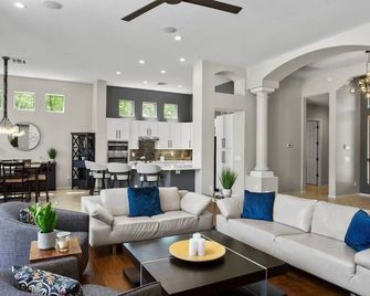 Golf Course Villa! Saltwater Pool & Putting Green - 鳳凰城 - 客廳